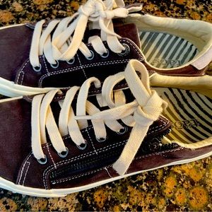 Taos Z Soul Sneakers, 7.5 🌸